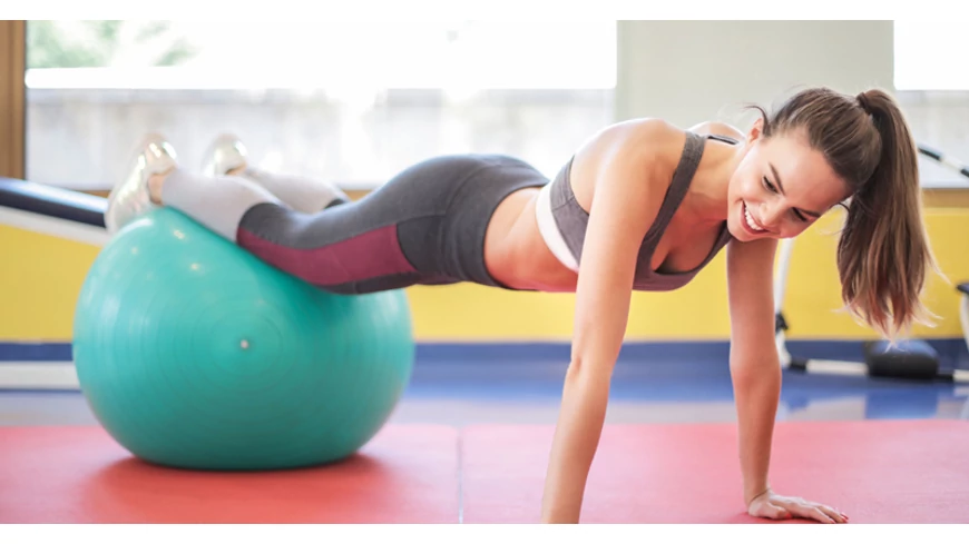 8 fitnesz labdás gyakorlat, amitől feszes és formás lesz a tested